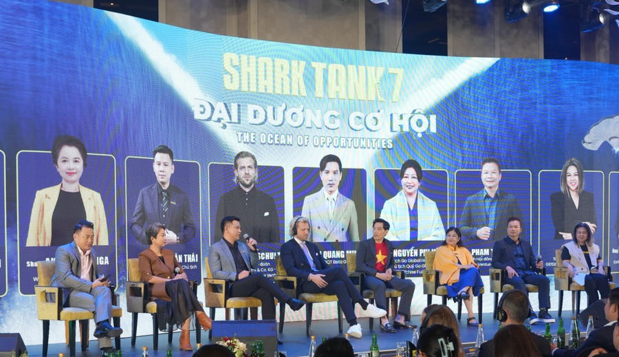 Các Shark trong phần tọa đàm. Ảnh: BTC
