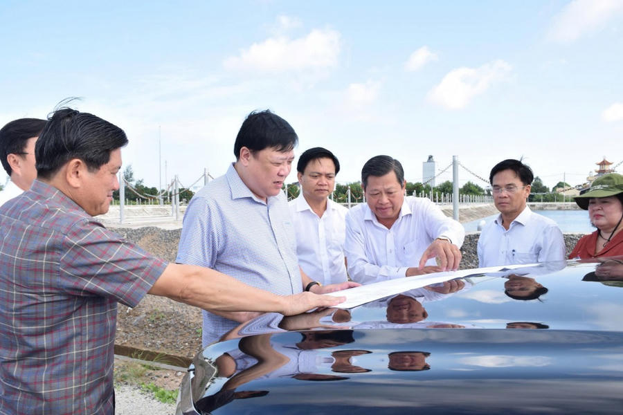Ông Phạm Thành Ngại – Phó Bí thư Tỉnh ủy, Chủ tịch UBND tỉnh Cà Mau (thứ 5 từ phải sang) xem xét quy hoạch điều chỉnh phân khu xây dựng Khu Nông nghiệp ứng dụng công nghệ cao phát triển tôm Bạc Liêu (ông Phạm Hoàng Minh – Giám đốc Ban Quản lý Khu Nông nghiệp ứng dụng công nghệ cao phát triển tôm Bạc Liêu - thứ 3 bên phải sang).