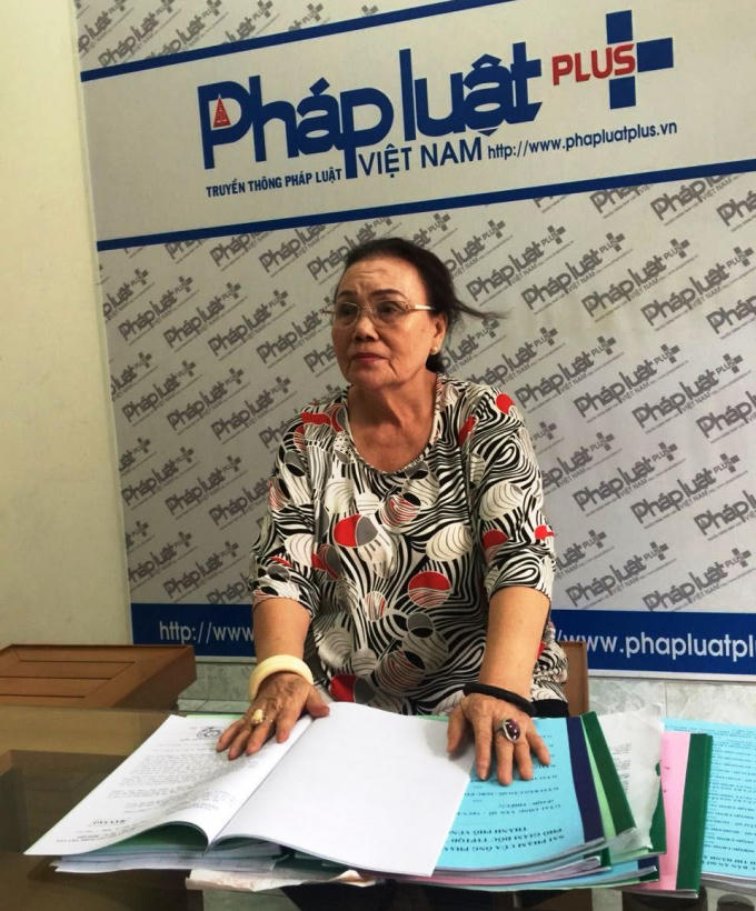 Bà Trần Thị Hương trình bày vụ việc với phóng viên.