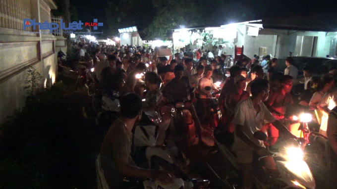 Càng vào gần đến đền, càng thất rõ sự ngột ngạt, hỗn loạn nơi đây, hai bên đường biến thành những bãi đỗ xe tự phát, với hàng quán, long đường gồm xe ôm, ô tô, người đi bộ, ùn tắc nối đuôi nhau. Có người phải mất vài tiếng đồng hồ mới vào được bên trong đền .