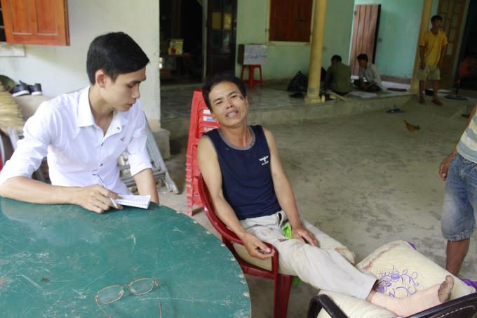 Ông S. bị đâm gãy chân phải.