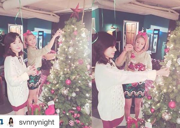 Cùng nhau trang trí cây thông Noel. Ảnh: Internet