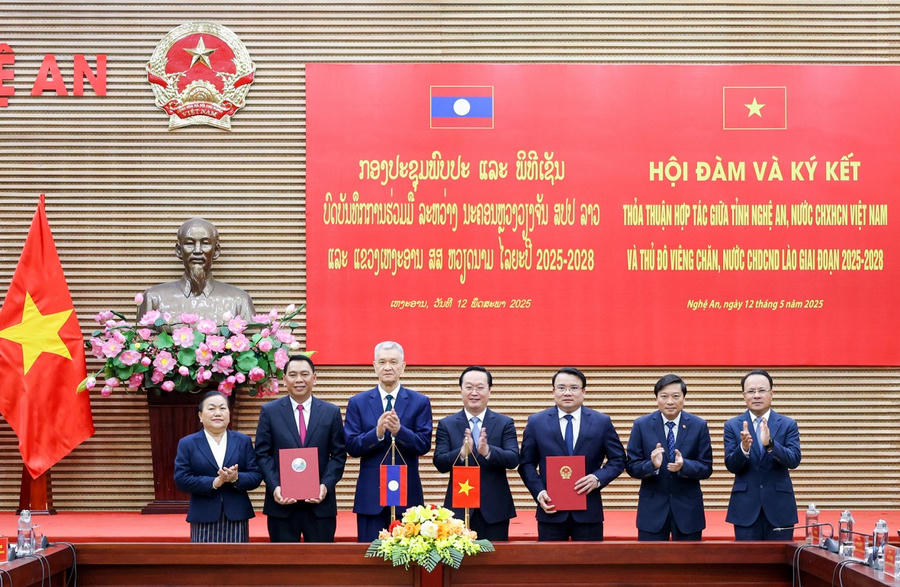 Lãnh đạo hai bên chứng kiến Lễ Ký kết Thỏa thuận hợp tác giữa UBND tỉnh Nghệ An với Ủy ban chính quyền Thủ đô Viêng Chăn.