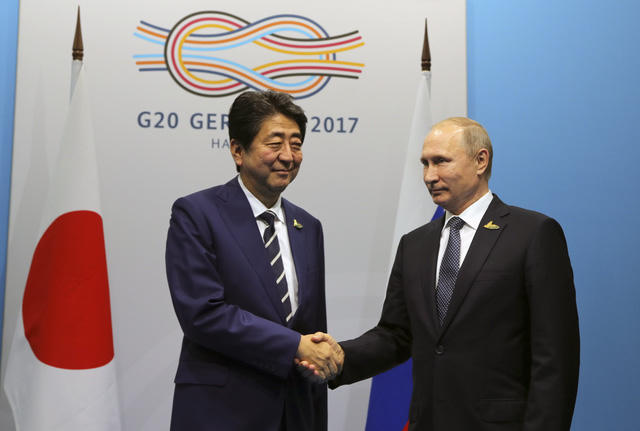 Thủ tướng Nhật Bản Shinzo Abe (trái) và Tổng thống Nga Vladimir Putin. (Ảnh: Reuters)