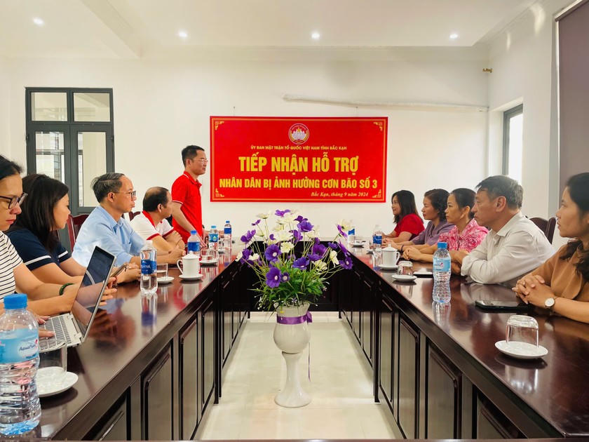 Tiến sỹ Vũ Hoài Nam - Tổng Biên Tập Báo Pháp luật Việt Nam đã chia sẻ những khó khăn với đồng bào tỉnh Bắc Kạn.