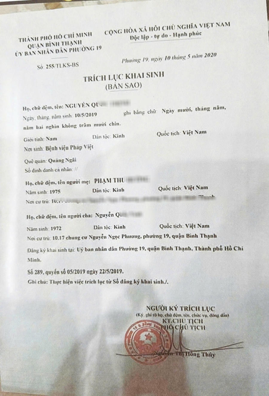 Bản trích lục khai sinh số 255/TLKS-BS, ngày 10/5/2020, mang tên Nguyễn Quốc Th, được thể hiện là do Phường 19 (cũ) cấp, nay là Phường Thạnh Mỹ Tây (TP HCM). Tuy nhiên, phường Thạnh Mỹ Tây có thông tin bằng văn bản khẳng định: cơ sở dữ liệu được lưu trữ năm 2019 tại Phường không có thông tin như trên, như vậy trích lục khai sinh trên là giả mạo. (ảnh: NVCC)