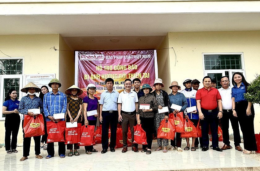 Đoàn trao 120 suất quà cho người dân tại xã Mai Thủy, huyện Lệ Thủy (Quảng Bình).