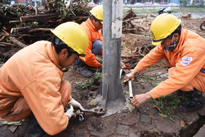 Công nhân Công ty Chiếu sáng và Thiết bị đô thị di dời gần 100 trụ đèn đường. 