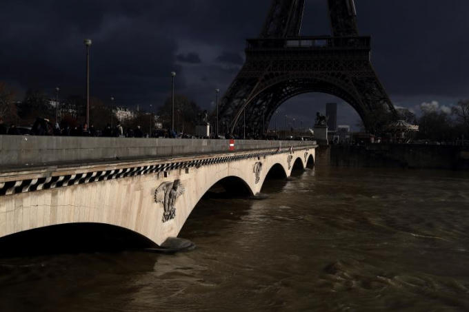 Nước dâng cao tại khu vực cầu Pont d'Iena, tháp Eiffel.
