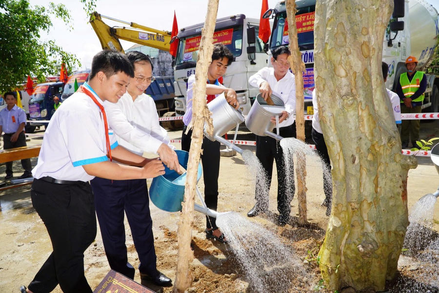 Phó thủ tướng Bùi Thanh Sơn cùng lãnh đạo địa phương trồng cây lưu niệm tại trường.