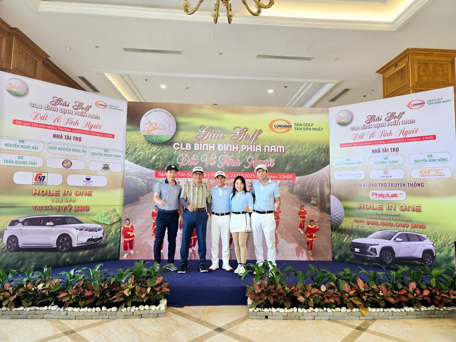 Các thành viên tham gia giải đấu chụp ảnh lưu niệm