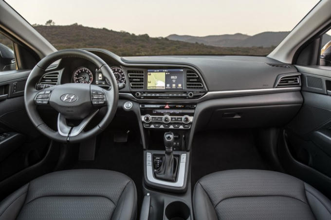 Khoang nội thất đặc trưng của Hyundai trên mẫu Elantra 2019