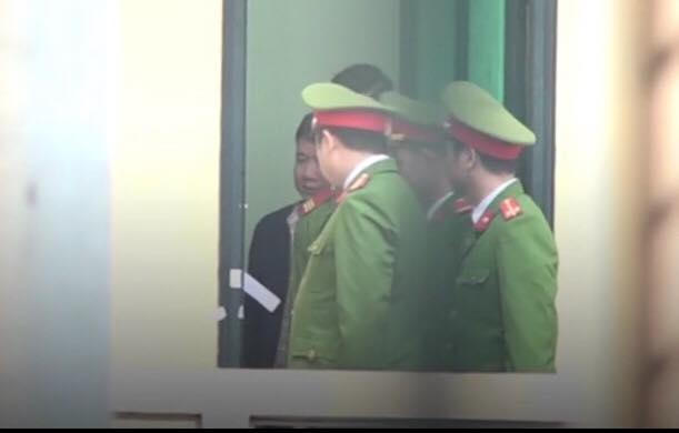 Ông Đinh La Thăng được các chiến sĩ công an đưa vào phòng xử án.