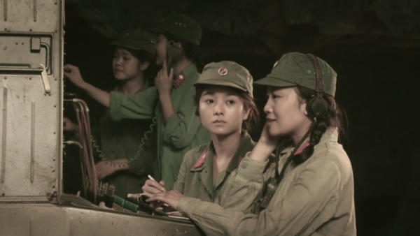 Những cô gái đang làm nhiệm vụ giữ vững thông tin liên lạc trong cuộc chiến tranh.