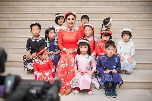 Gia đ&igrave;nh MC Phan Anh l&agrave;m vedette cho BST mới của Hoa hậu Ngọc H&acirc;n