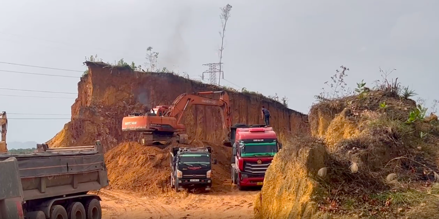 Tình trạng khai thác đất diễn ra công khai, rầm rộ tại ngõ 8 đường Tân Cương, thuộc phường Quyết Thắng, tỉnh Thái Nguyên.