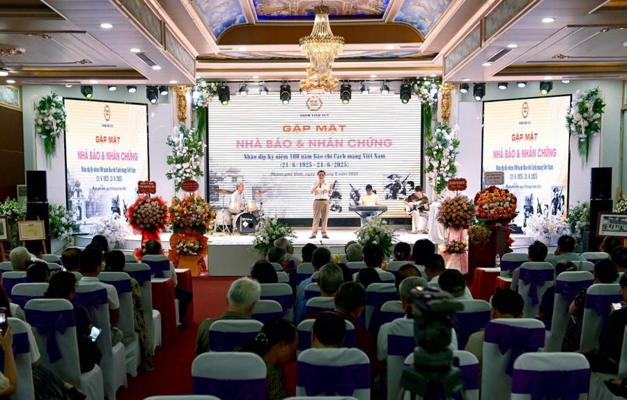 Đông đảo các đại biểu tham dự gặp mặt “Nhà báo & Nhân chứng”.