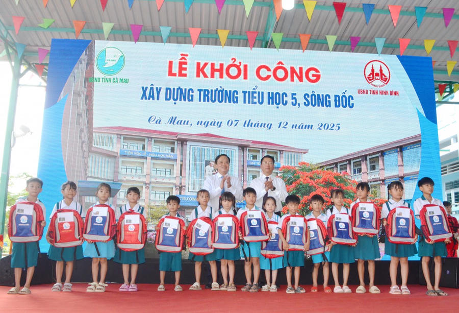 Ông Trần Song Tùng – Ủy viên BTV Tỉnh ủy, Phó Chủ tịch Thường trực UBND tỉnh Ninh Bình (bên phải) và ông Huỳnh Quốc Việt – Ủy viên dự khuyết Trung ương Đảng, Phó Bí thư Thường trực Tỉnh ủy Cà Mau, trao học bổng cho Trường Tiểu học 5 Sông Đốc.