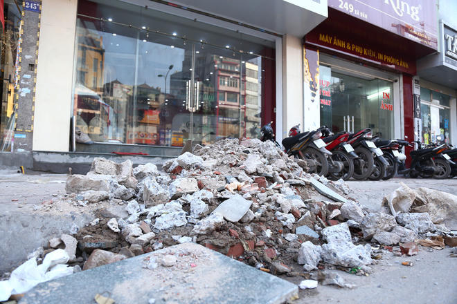 Tại phố Xã Đàn (quận Đống Đa), những hạng mục lấn chiếm vỉa hè đã bị đập bỏ nhiều ngày qua, tuy nhiên vẫn còn lại đó là những đống gạch đá ảnh hưởng mỹ quan đô thị.