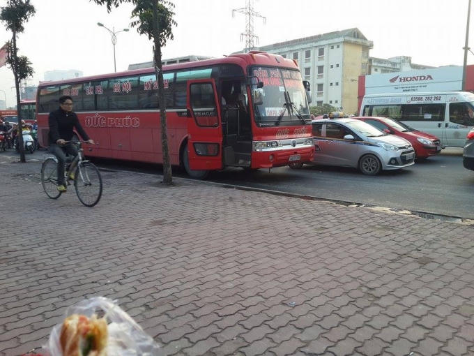 Chiếc xe này dừng hẳn lại, ngang nhiên mở cửa đợi đón khách.