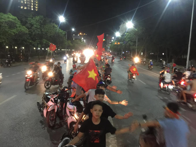 Hàng chục nghìn người d&acirc;n c&ocirc;́ đ&ocirc; Huế đổ ra đường ăn mừng chiến thắng của Olympic Việt Nam