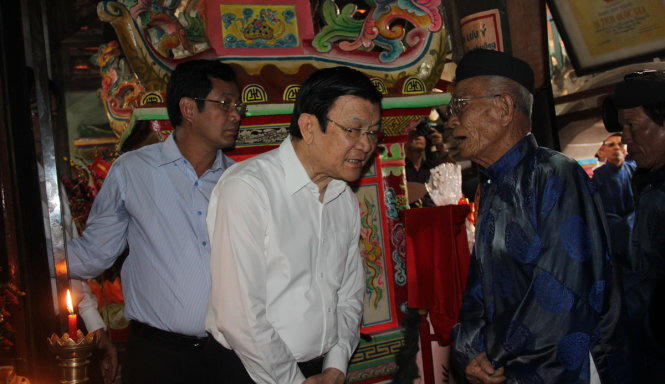 Cụ Đạt (phải) kể câu chuyện trăm năm cho nguyên chủ tịch nước Trương Tấn Sang nghe - Ảnh: Trần Mai