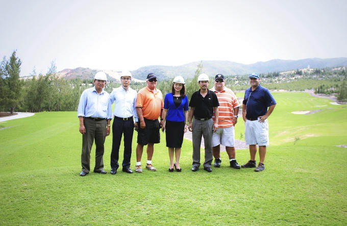 Ông Martin Moore, Chủ tịch Flagstick (thứ 2 từ phải sang) cùng lãnh đạo Tập đoàn FLC trên sân FLC Quy Nhơn Golf Links.