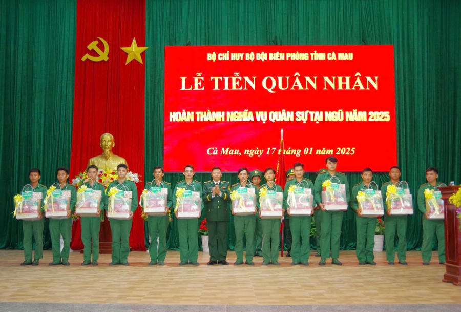 Đại tá Lê Đình Sơn - Phó Chỉ huy trưởng, Tham mưu trưởng BĐBP tỉnh Cà Mau, trao quà động viên quân nhân hoàn thành nghĩa vụ trở về địa phương.