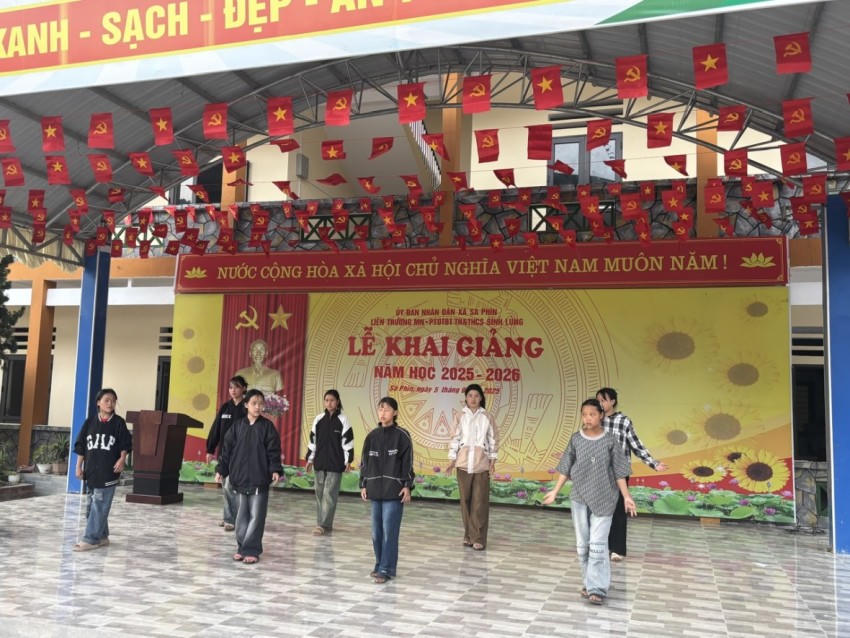 Học sinh liên trường Sính Lủng, xã Sính Lủng tập văn nghệ chuẩn bị cho ngày khai giảng.