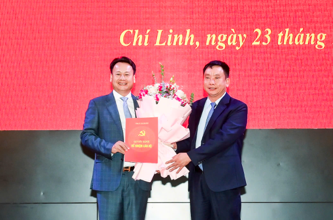 Phó Chủ tịch UBND tỉnh Hải Dương Trần Văn Quân trao quyết định điều động cho ông Nguyễn Tuấn Hưng.