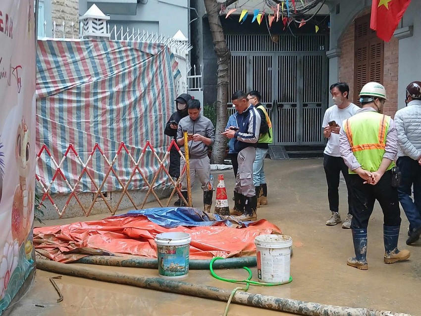 Nhiều công nhân đang tập trung khắc phục sự cố.