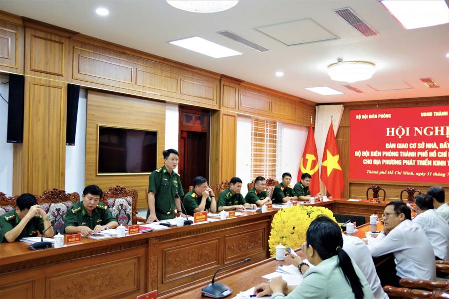 Đại tá Trần Nam Trung, Phó Tham mưu trưởng BĐBP phát biểu tại hội nghị bàn giao