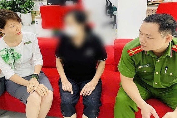 Cán bộ công an phường Thụy Khuê và nhân viên ngân hàng thuyết phục bà C dừng chuyển tiền.