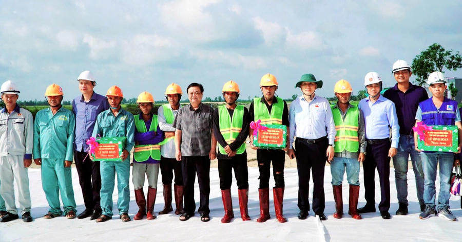 Phó Chủ tịch Quốc hội Lê Minh Hoan thăm hỏi và tặng quà cán bộ, công nhân đang làm việc tại công trình.