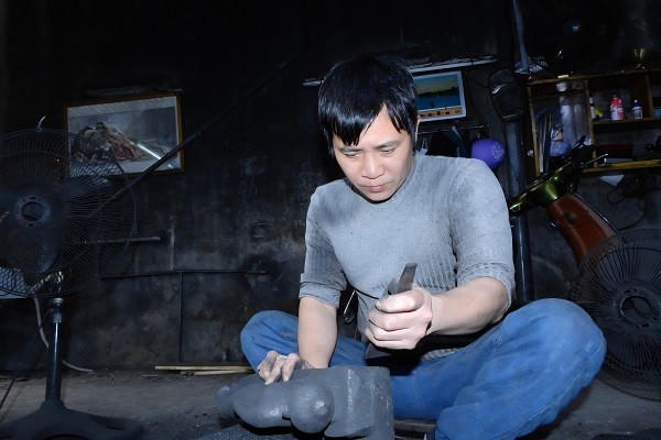 Anh Nguyễn Tuấn Quyết tỉ mẩn điêu khắc cho sản phẩm làm bằng than đá.
