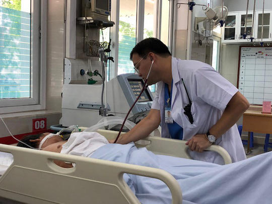 Người đàn ông trung niên nhập viện nghi do nắng nóng. Ảnh: Người lao động