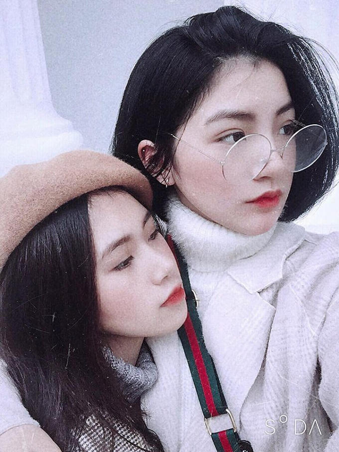 Bạn bè đánh giá Thu Uyên (phải) là cô gái dịu dàng, hiền lành.