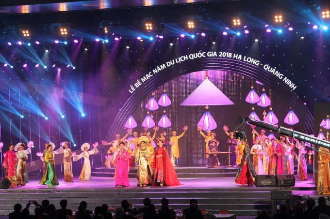 Các hoa hậu trình diễn áo dài.