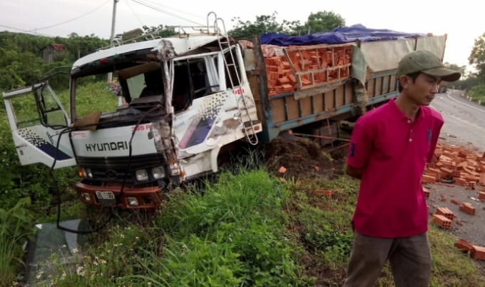 Hiện trường xe tải chổ gạch.