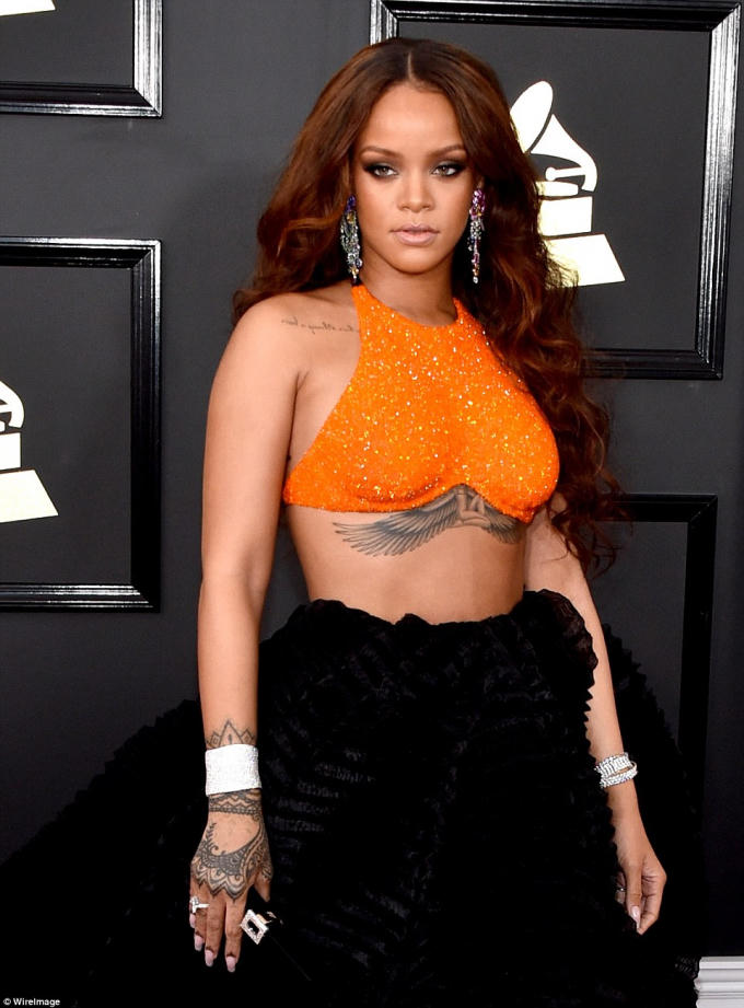 Rihanna nổi bật trên thảm đỏ Grammy 2017.