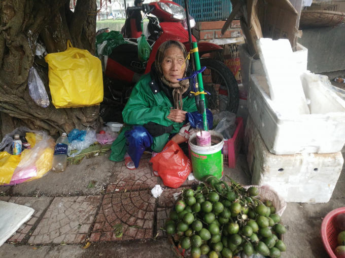 Cụ Bớt bán cau kiếm sống qua ngày. (Ảnh: Như Quỳnh)