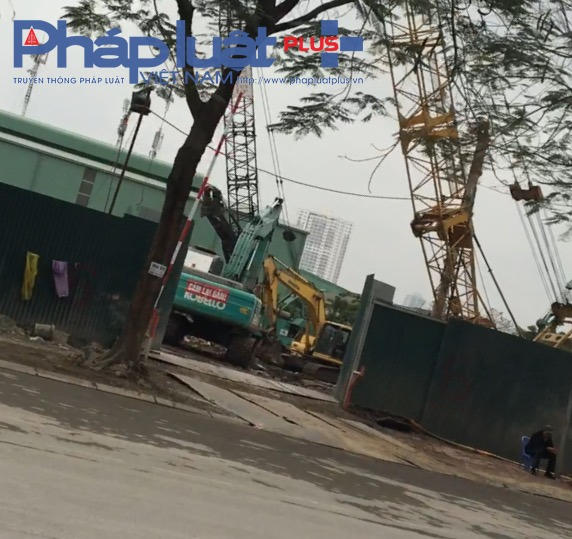 Đủ các loại máy móc trong công trường.