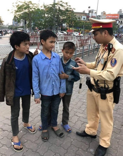 3 cháu nhỏ đi lạc được đội CSGT số 4 - Công an TP Hà Nội phát hiện.