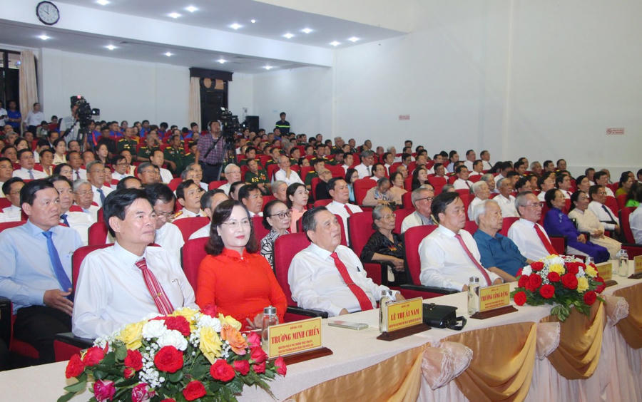 Đại biểu tham dự Lễ kỷ niệm 50 năm Ngày Giải phóng miền Nam, thống nhất đất nước.