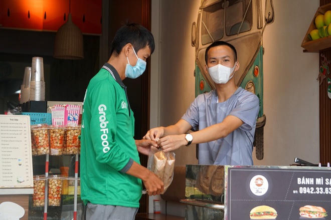 Các quán bán đồ ăn sáng hoạt động trở lại, cho phép bán mang về.