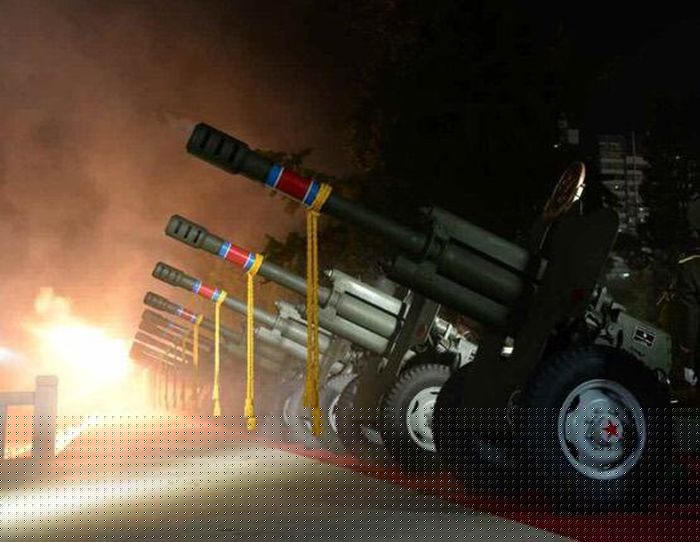 Tờ Rodong Sinmun của Triều Tiên cũng đã đăng những hình ảnh về cuộc duyệt binh trong đêm.