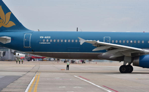 Anh Thọ bên máy bay Airbus A321