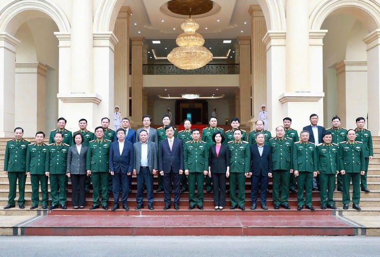 Bộ trưởng Bộ Quốc phòng Phan Văn Giang chụp ảnh lưu niệm với các lãnh đạo Thành phố Hà Nội, Bộ Tư lệnh Thủ đô Hà Nội.