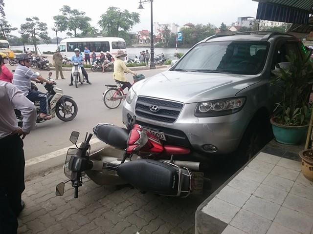 &Ocirc; t&ocirc; lao l&ecirc;n vỉa h&egrave; l&ugrave;a 6 chiếc xe m&aacute;y