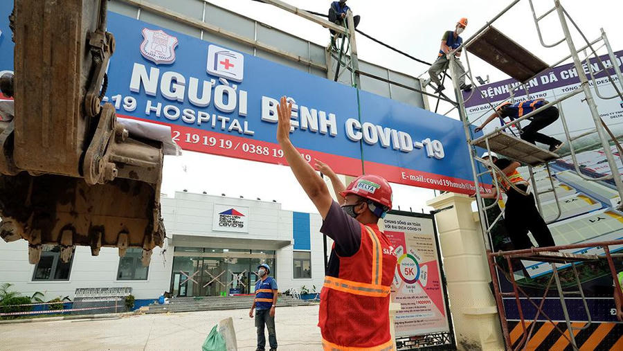 Công nhân khẩn trương hoàn thiện những bước cuối cùng. (Ảnh: Báo Tiền Phong)